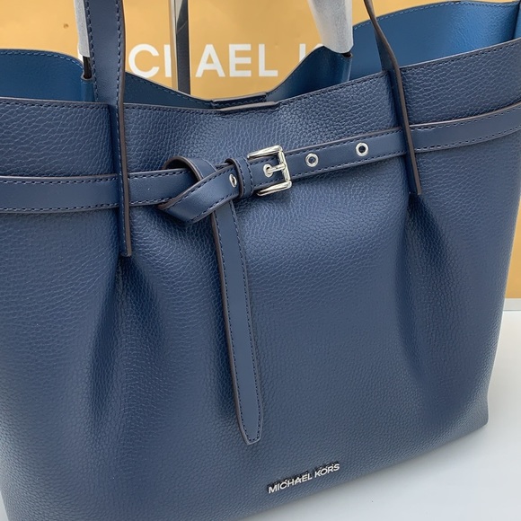 MICHAEL KORS OUTLET
Emilia Large Pebbled Leather Tote Bag
COLOR NAVY
NWT - Picture 8 of 16
